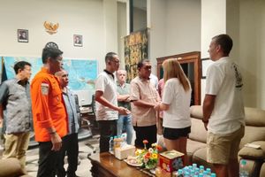 Sambil Menangis dan Memeluk Gubernur NTT, Istri Pelatih Valencia Minta Suami dan Anaknya Ditemukan