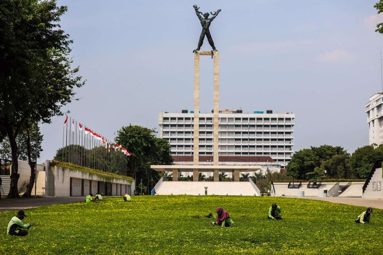 Taman di Lapangan banteng tutup untuk sementara di Jakarta Pusat, Rabu (16/9/2020). PSBB kembali diterapkan tanggal 14 September 2020, berbagai aktivitas kembali dibatasi yakni aktivitas perkantoran, usaha, transportasi, hingga fasilitas umum.