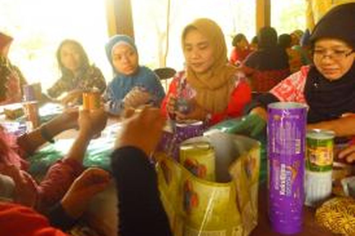 Pelatihan Pembuatan Kerajinan Limbah Anorganik di   Pendopo Agrowisata Sidomuncul, JL Soekarno-Hatta km 28 Bergas,   Kabupaten Semarang, Jumat-Minggu (6-9/11/2015)