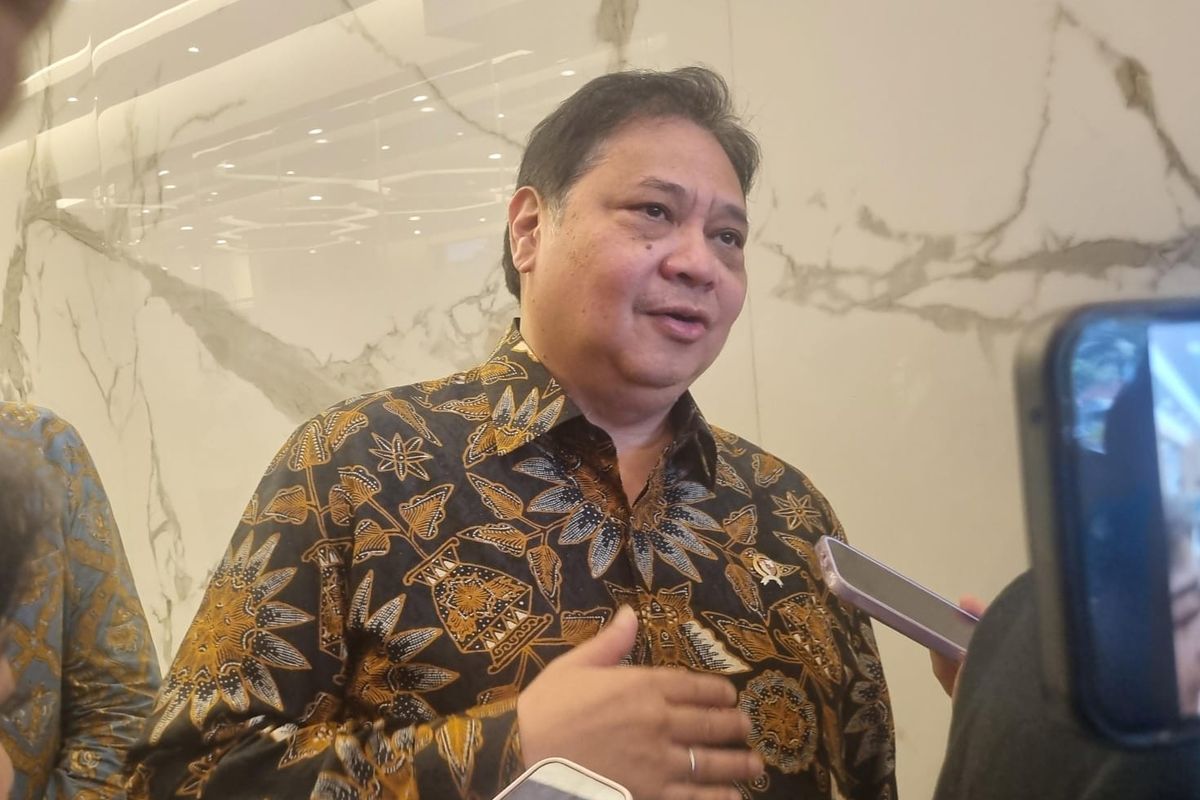 Ilustrasi pertumbuhan ekonomi Indonesia yang positif dengan latar belakang gedung perkantoran modern