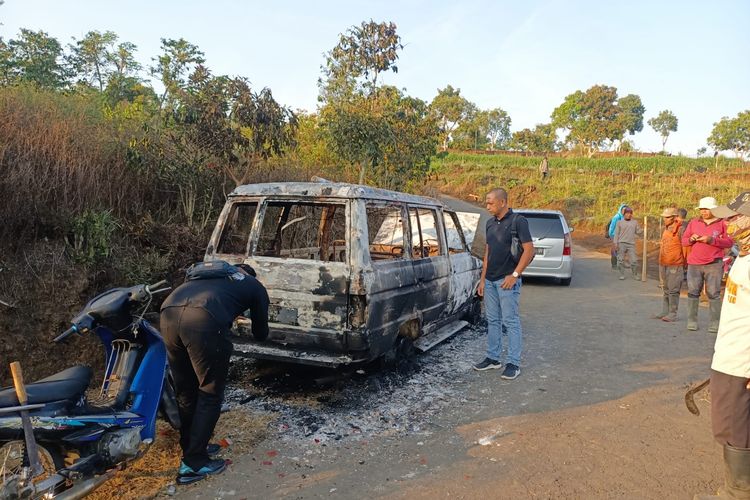 Mobil yang digunakan pencuri alpukat, dibakar warga Kabupaten Semarang, Selasa (17/2/2023). 
