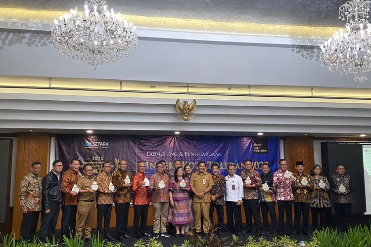 Para walikota dan perwakilan yang menerima penghargaan sebagai kota paling toleran 2023 oleh Setara Institute di Jakarta, Selasa (30/1/2024).