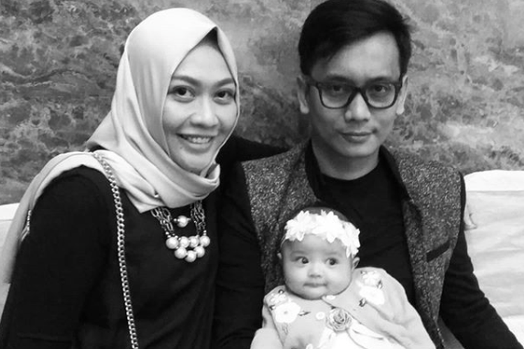 Almarhum Bani Seventeen bersama sang istri Cindri Wahyuni