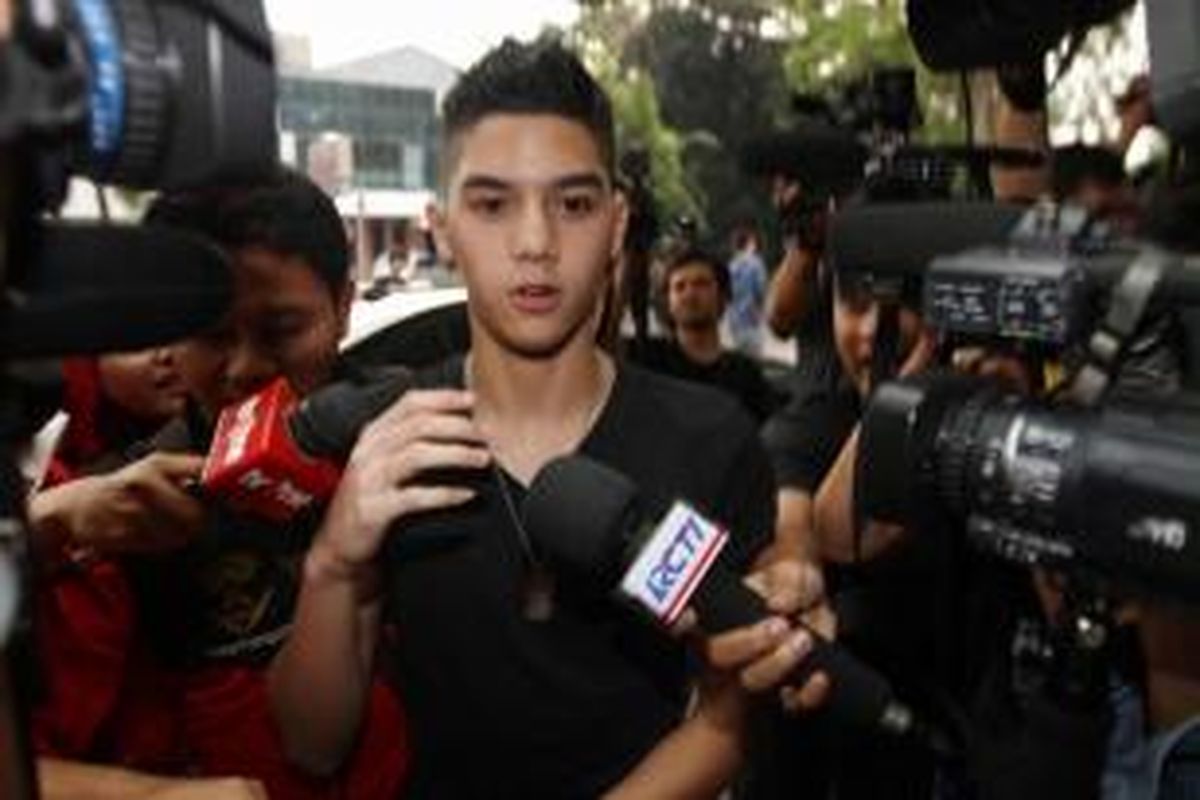 Putra pertama musikus Ahmad Dhani, Ahmad Al Gazali (Al) menjengguk adiknya Ahmad Abdul Qadir Jailani (dul) di Rumah Sakit Pondok Indah, Jakarta Selatan, Minggu, (8/9/2013).