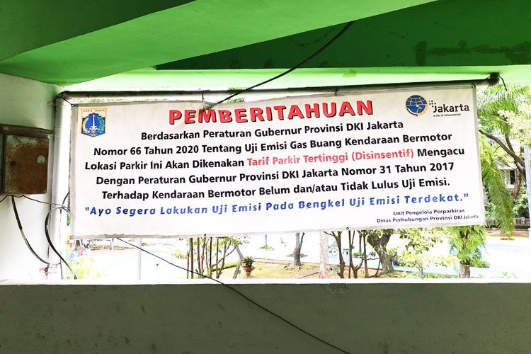 Banner penerapan tarif disinsentif yang terpasang di Gedung Parkir Taman Menteng, Jakarta Pusat. (KOMPAS.com/XENA OLIVIA)