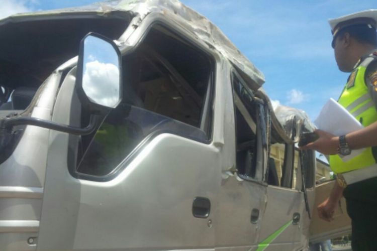 Anggota Polisi saat memeriksa minibus yang membawa wisatawan asal Kudus, Jawa Tengah dan mengalami kecelakaan di jalan Pok Cucak, Ponjong, Gunungkidul