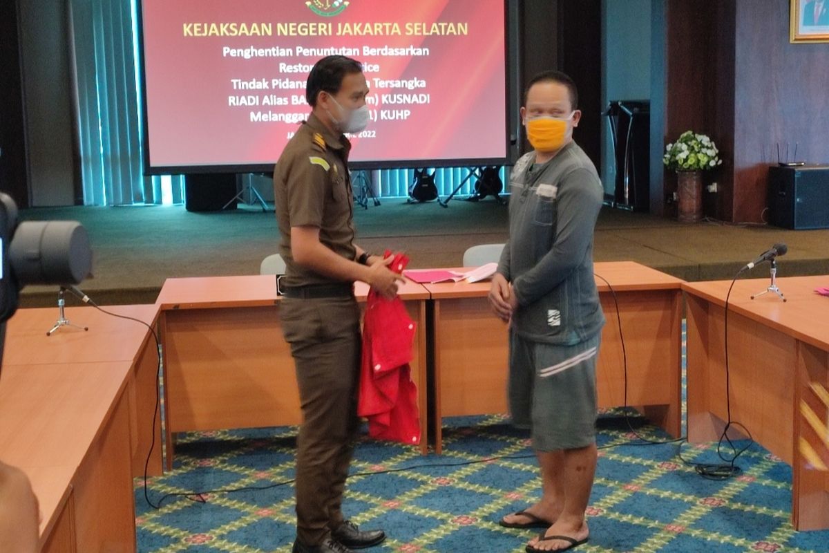 Kejaksaan Negeri (Kejari) Jakarta Selatan memutuskan kasus penganiayaan dengan tersangka Riadi yang terjadi Kemandoran, Kebayoran Lama, Jakarta Selatan, Februari 2022, dihentikan. 