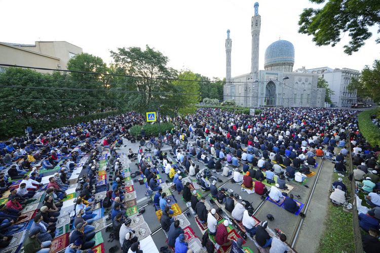 Umat Muslim berdoa di luar masjid saat merayakan Idul Adha, yang oleh umat Islam di Rusia disebut Kurban-Bairam di St. Petersburg, Rusia, Sabtu dini hari, 9 Juli 2022.