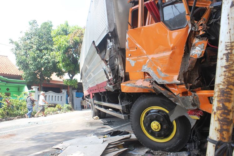 Kondisi truk fuso yang mengalami tabrakan beruntun di ruas jalan raya Sukabumi, Desa Songgom, Kecamatan Gekrong, Kabupaten Cianjur, Jawa Barat, Minggu (03/11/2019) pagi.