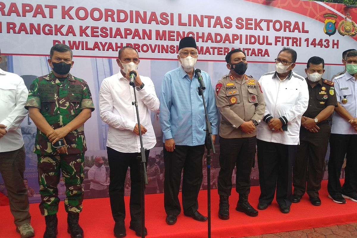 Usai rapat koordinasi lintas sektoral di Mapolda Sumut pada Selasa (19/4/2022) siang, Gubernur Sumut, Edy Rahmayadi mengingatkan masyarakat bahwa saat ini masih Covid-19 sehingga diharapkan tetap menjalankan protokol kesehatan.