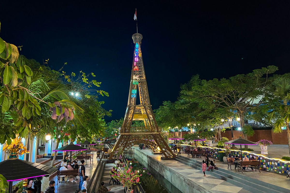 Tiruan Menara Eiffel di Pahlawan Religi Center Kota Madiun, Minggu (17/8/2025).