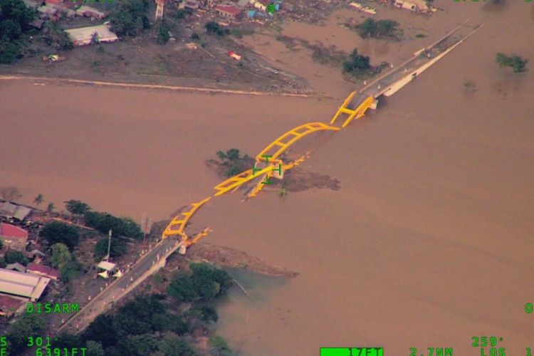 Jembatan Kuning Ponulele yang rubuh akibat tsunami pascagempa bumi yang melanda Kota Palu dan Kabupaten Donggala, Jumat (28/9/2018). 