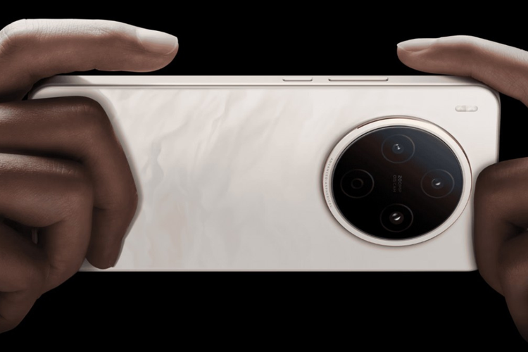 Desain kamera Vivo Y500 Pro tampil dalam bentuk bulat, berbeda dengan varian pendahulunya, Vivo Y400 Pro yang hadir dengan bentuk pil dan lensa yang disusun vertikal ke bawah. 