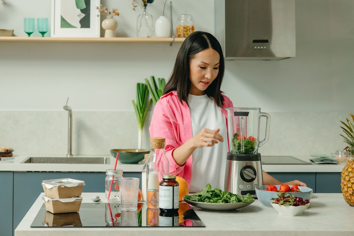 Ilustrasi blender, menggunakan blender.