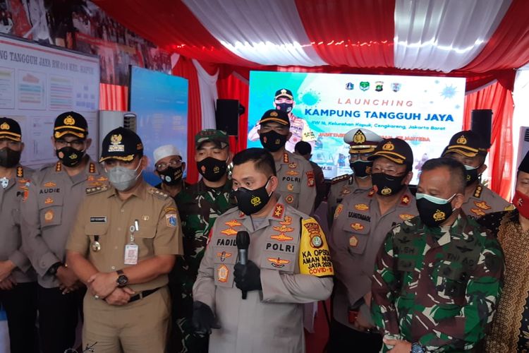 Kapolda Metro Jaya Irjen Pol Fadil Imran (memegan mikrofon) dalam kegiatan peluncuran Kampung Tangguh Jaya di Kelurahan Kapuk, Cengkareng, Jakarta Barat, pada Selasa (7/12/2020).