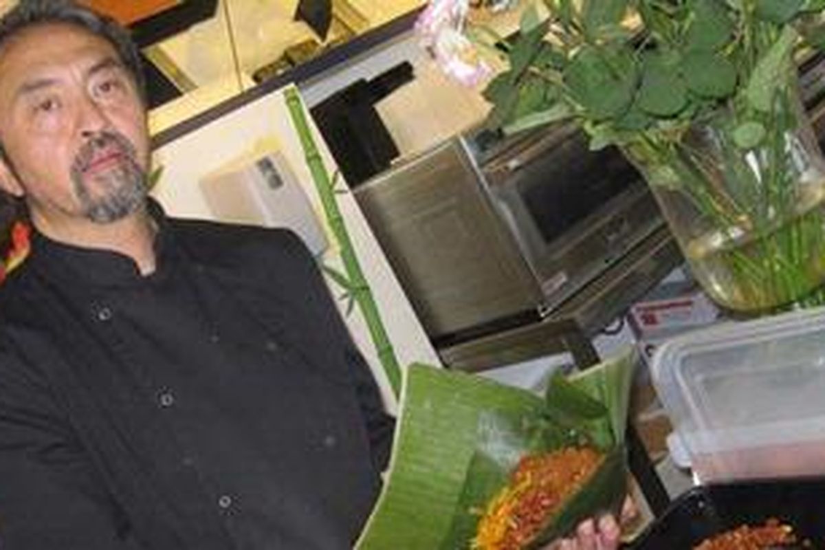 Ventje sedang membungkus nasi bungkus.