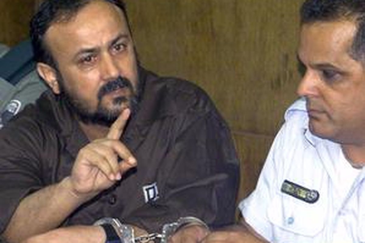 Marwan Barghouti (kiri) adalah tokoh Palestina tertinggi yang sekarang masih ditahan Israel. Ia diadili pada 2002 lalu atas tuduhan merancang sejumlah serangan terhadap Israel.