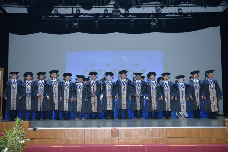 Para guru besar baru Universitas Negeri Yogyakarta (UNY).