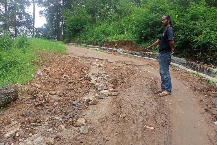 Warga Kampung Cidegdeg, Desa Mandalasari, Kecamatan Cikancung, Kabupaten Bandung, Jawa Barat mengeluhkan jalan yang rusak dan berlubang. Jalan tersebut kerap digunakan untuk jalur alternatif mudik lebaran dari Garut menuju Cicalengka.