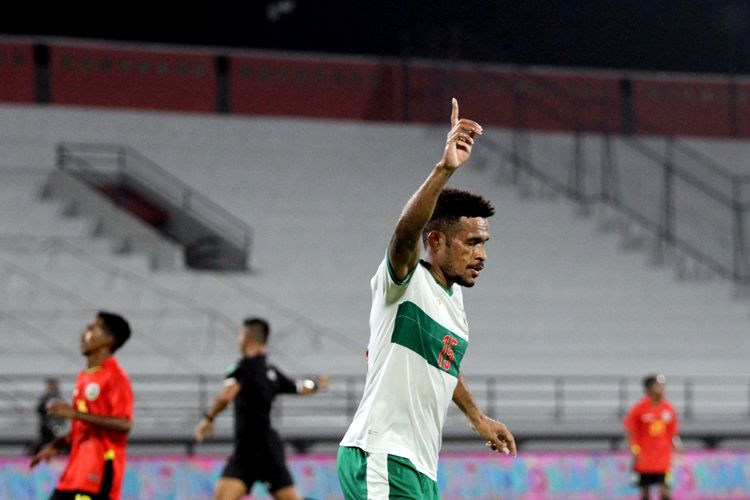 Pemain Timnas Indonesia Ricky Kambuaya selebrasi seusai menjebol gawang Timnas Timor Leste saat pertandingan ujicoba dalam rangka FIFA Matchday yang berakhir dengan skor 0-3 di Stadion Kapten I Wayan Dipta Gianyar, Minggu (30/1/2022) malam. 