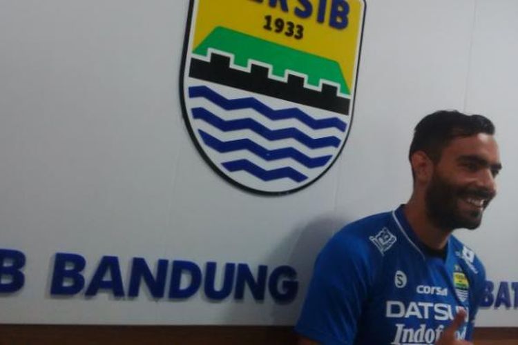 Pemain baru Persib Bandung Marcos Florea saat diperkenalkan jajaran mananemen kepada media di Graha Persib, Jalan Sulanjana, Jumat (9/9/2016). KOMPAS.com/DENDI RAMDHANI