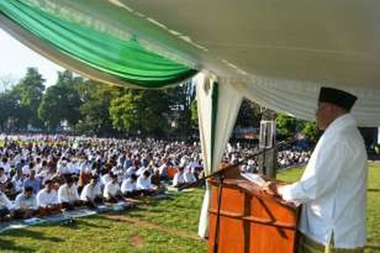 Wakil Ketua MUI Kota Salatiga, KH Noor Rofiq, meyampaikan khotbah Idul Adha di lapangan Pancasila Salatiga, Senin (12/9/2016). dok.humas.pemkot.salatiga