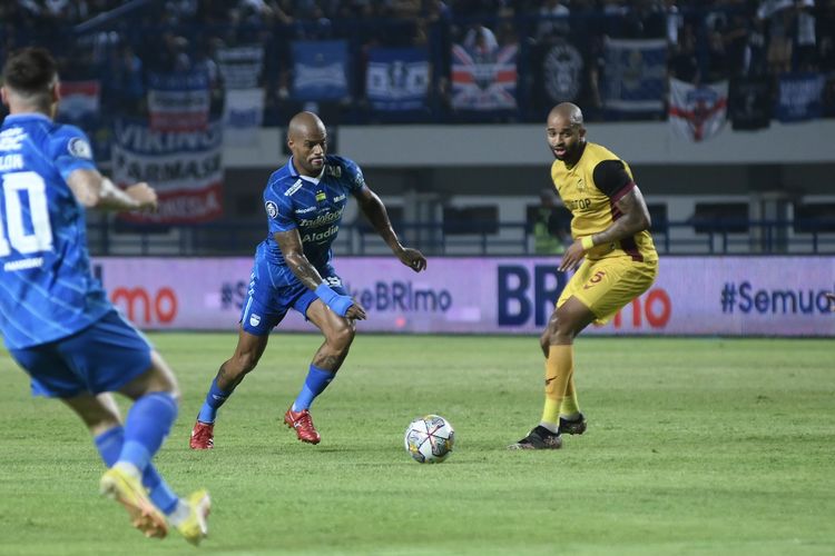 Aksi David da Silva penyerang Persib mencoba melewati adangan bek Persikabo 1973 dalam pertandingan pekan ke-34 Liga 1 2022-2023, di Stadion Gelora Bandung Lautan Api (GBLA) Sabtu (15/4/2023). 