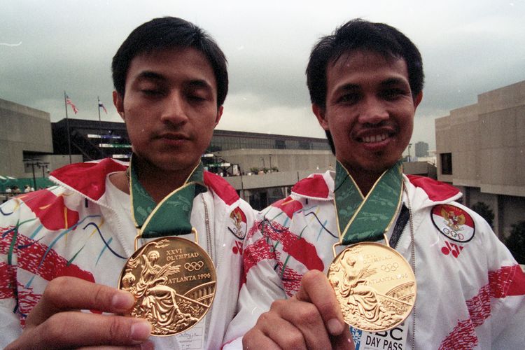 Pasangan ganda putra bulutangkis Indonesia Ricky Subagja (kiri) dan Rexy Mainaky, peraih medali emas pada Olimpiade Atlanta 1996.



Terkait berita di Kompas, 01 Agustus 1997, hal 1



Judul Amplop: Ricky A Subagdja (Bulu Tangkis)

