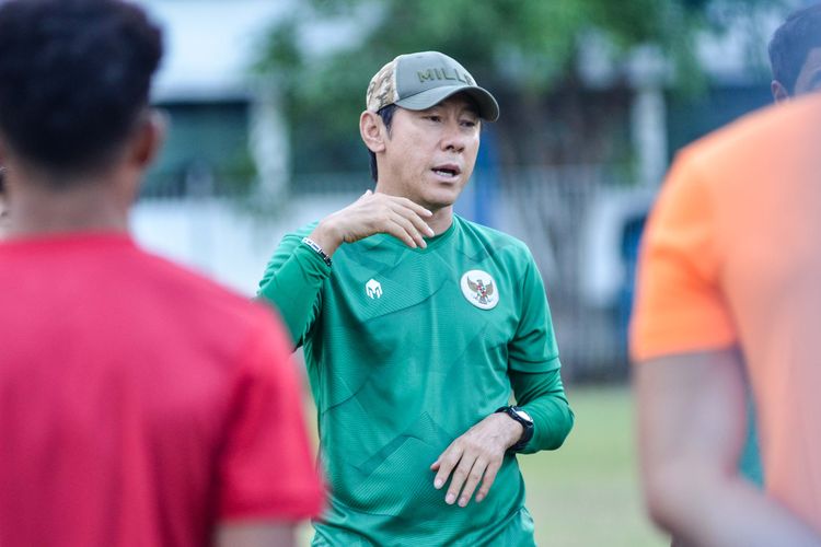 Pelatih Timnas Indonesia Shin Tae-yong memimpin latihan skuad Garuda Senin (19/9/2022) di Stadion Persib, Sidolig, Bandung jelang laga FIFA Match Day antara Indonesia vs Curacao.