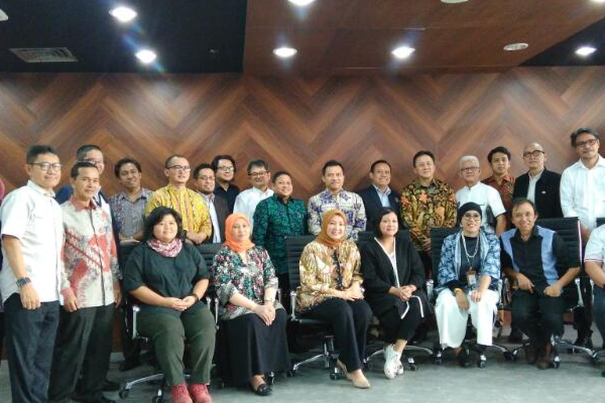 Acara Penandatanganan Memorandum of Understanding (MoU) Bekraf dengan berbagai Asosiasi Usaha Kreatif oleh Kepala Bekraf Triawan Munaf di Gedung Kementerian BUMN, Jakarta, Kamis (13/4/2017).