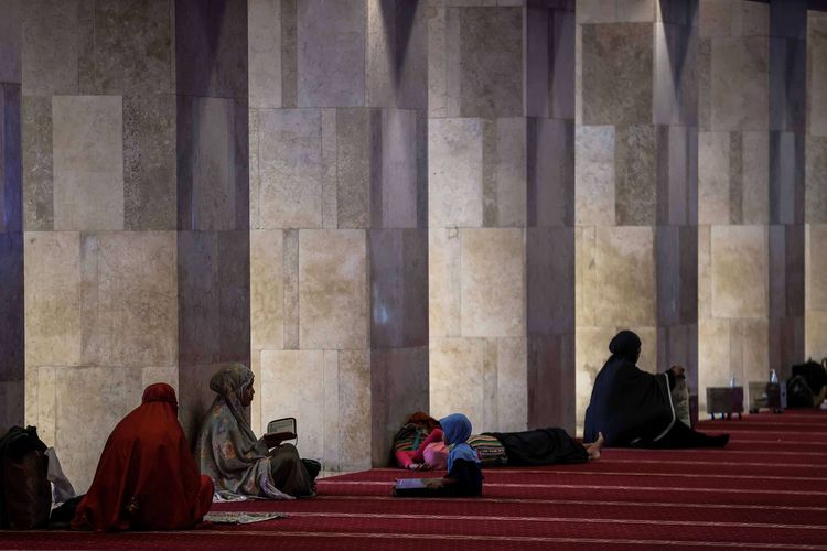 Umat Islam membaca Al Quran di kompleks Masjid Istiqlal, Jakarta Pusat, Senin (11/4/2022). Membaca Al Quran (tadarus) dilakukan umat Islam untuk meningkatkan ibadah selama bulan suci Ramadhan.