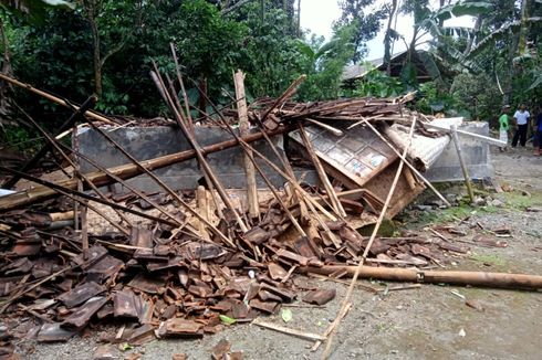 8 Rumah dan 2 Pemotor Tertimpa Pohon akibat Angin Kencang di Blitar