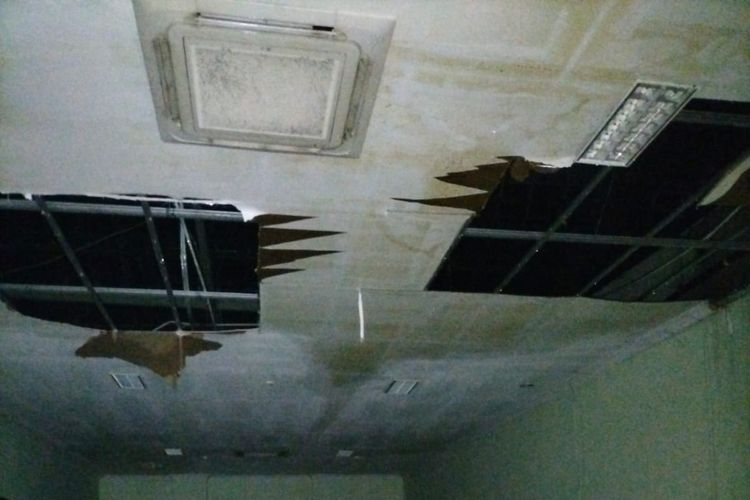 Plafon gedung Kantor Bupati Madiun yang berada di Kota Caruban, Kecamatan Mejayan, Kabupaten Madiun, Jawa Timur jebol setelah atap pusat pemerintahan Pemkab Madiun itu rusak diterjang bencana hujan disertai angin kencang, Kamis (30/11/2023) sore. 