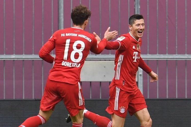 Penyerang Bayern Muenchen, Rober Lewandowski (kanan), merayakan gol ke gawang Vfb Stuttgart pada laga lanjutan pekan ke-26 Bundesliga yang berlangsung di Stadion Allianz Arena, Sabtu (20/3/2021) malam WIB.