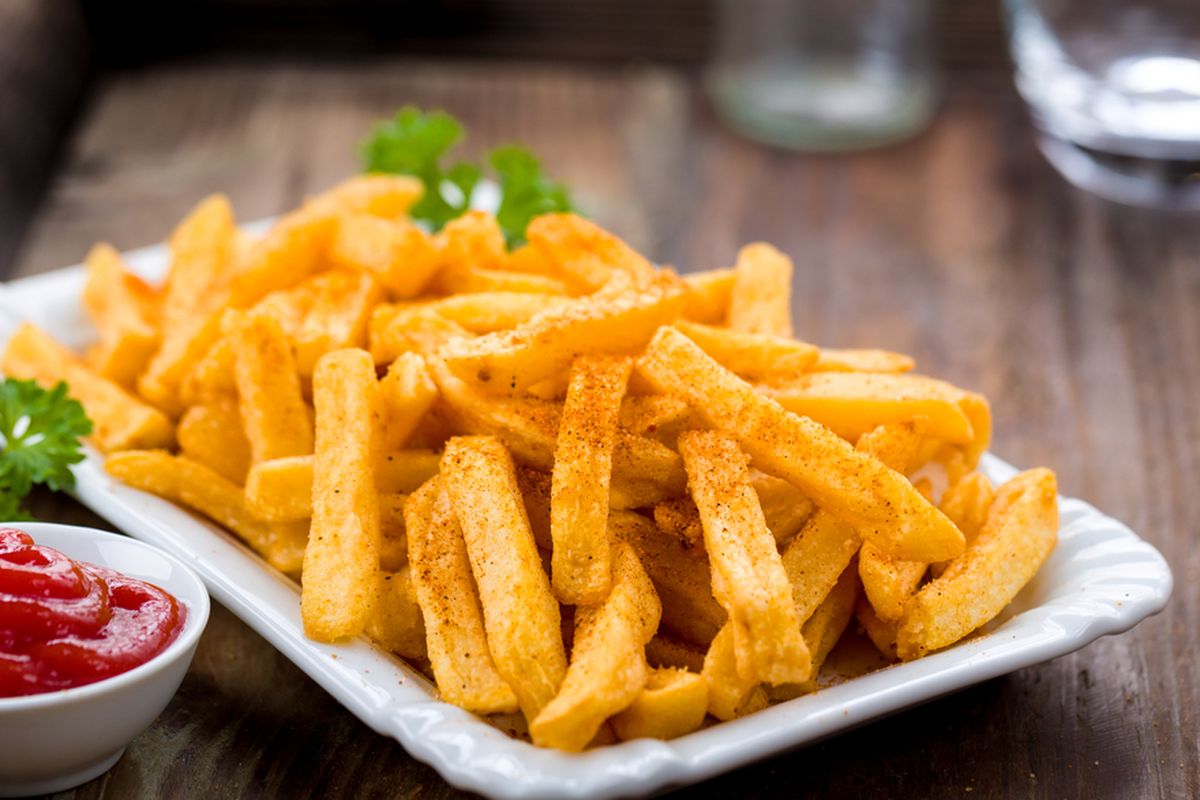 Ilustrasi french fries atau kentang goreng.