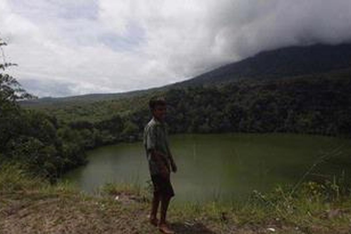 Lanskap Danau Tolire Besar, Desa Loto, Kecamatan Pulau Ternate, Kota Ternate, Maluku Utara, Kamis (5/7/2012). Danau Tolire Besar merupakan danau vulkanik yang berada di kaki Gunung Gamalama.  