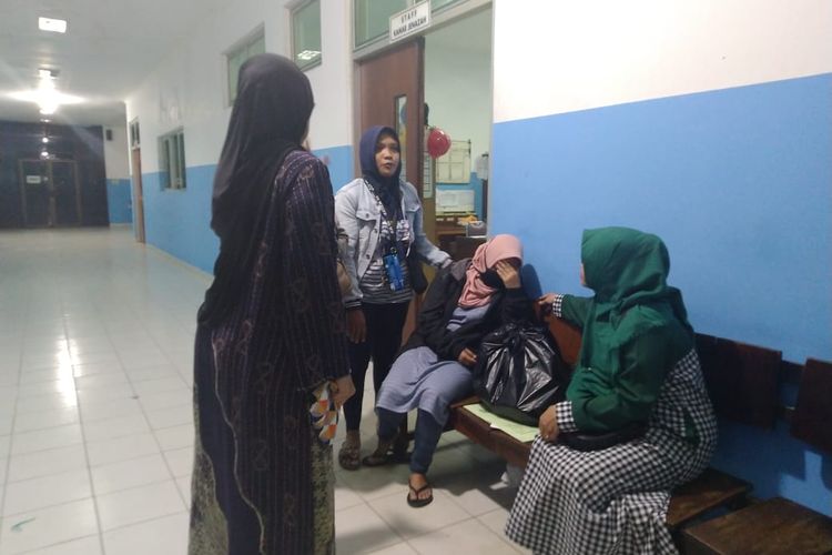 Ibunda Yusuf, Melisari menangis saat mengetahui jasad balita yang ditemukan warga di parit adalah anaknya. Tampak hadir keluarga Yusuf di kamar jenazah RSUD Abdul Wahab Syaharie, Minggu (8/12/2019) malam.