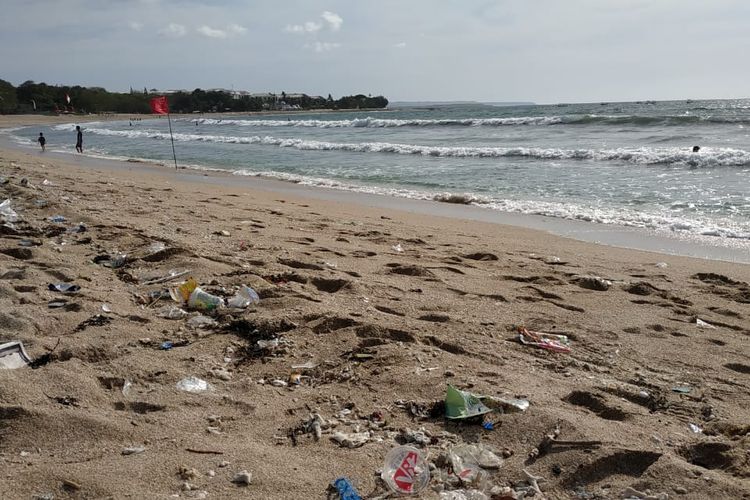 Sampah-sampah yang berserakan di Pantai Kuta, Badung, Bali, Rabu (18/12/2019).
