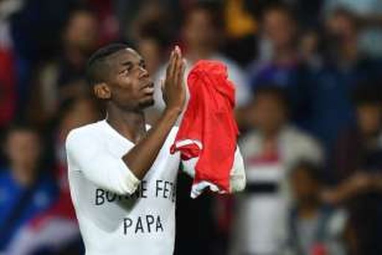 Gelandang Perancis, Paul Pogba, bertepuk tangan di hadapan para penonton, usai laga Piala Eropa 2016 di Lille, pada 19 Juni 2012.