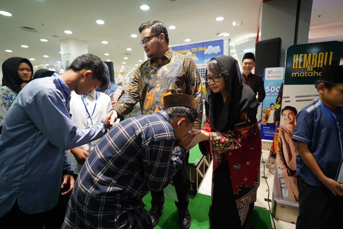 Bupati Kediri Hanindhito Himawan Pramana bersama sang istri Eriani Annisa memboyong 200 anak yatim dari 26 kecamatan untuk berbelanja baju Lebaran impian mereka di Kediri Town Square, Kamis (12/3/2026).