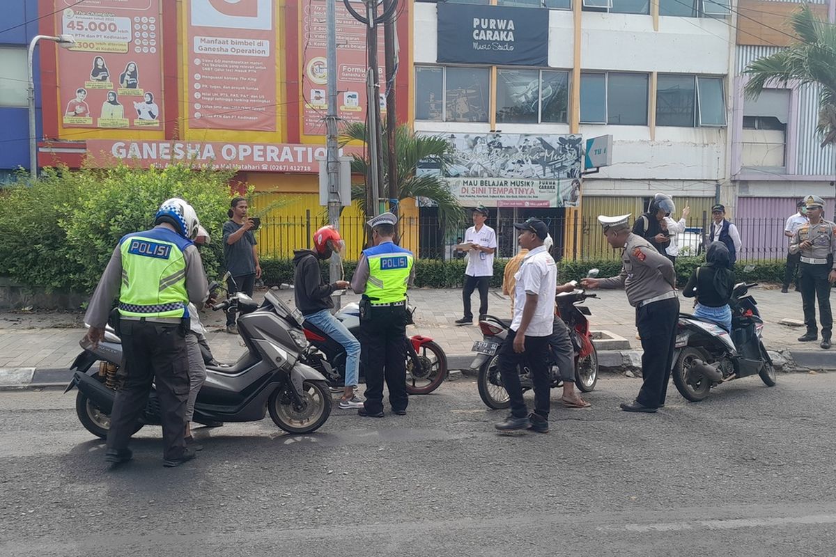 Pemeriksaan pajak kendaraan bermotor di Bundaran Mega M, Karawang, Jawa Barat, Rabu (7/6/2023).