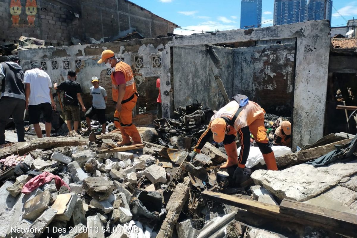 Puing-puing bekas kebakaran di Jalan Batu Raya Gang Batu Virus RT 05/07, Menteng Atas, Setiabudi, Jakarta Selatan mulai dibersihkan.