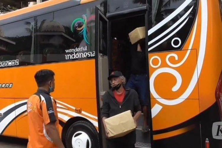 Warga Desa Wadas yang sempat diamankan polisi kembali pulang ke rumahnya dengan menggunakan dua unit bus yang disewa oleh Gubernur Jateng Ganjar Pranowo, Rabu (9/2/2022) siang. 