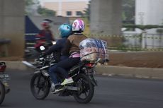 Bahaya Laten Naik Motor Kebanyakan Bawa Barang 