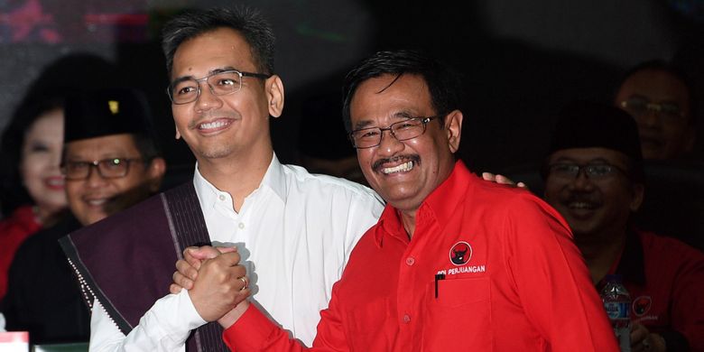 Bakal calon Gubernur dan Wakil Gubernur Sumut Djarot Saiful Hidayat (kanan) dan Sihar Sitorus berjabat tangan saat pengumuman cagub-cawagub yang diusung PDIP di kantor DPP PDIP, Lenteng Agung, Jakarta Selatan, Minggu (7/1). PDIP resmi mengumumkan para cagub dan cawagub enam provinsi yakni provinsi Sumatera Utara, Sumatera Selatan, Jawa Barat, Jawa Tengah, Kalimantan Barat dan Kalimantan Timur pada Pilkada 2018. ANTARA FOTO/Sigid Kurniawan/aww/18.