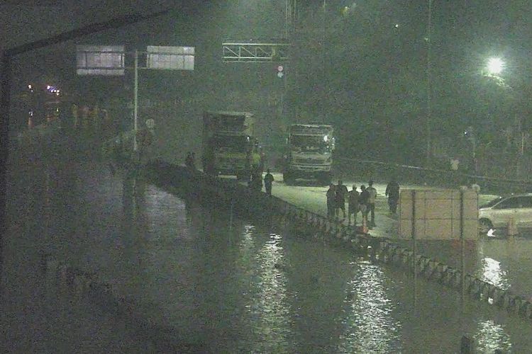 Ruas Jalan Tol Serpong - Pondok Aren atau Tol BSD masih ditutup akibat banjir, Kamis (6/10/2022).