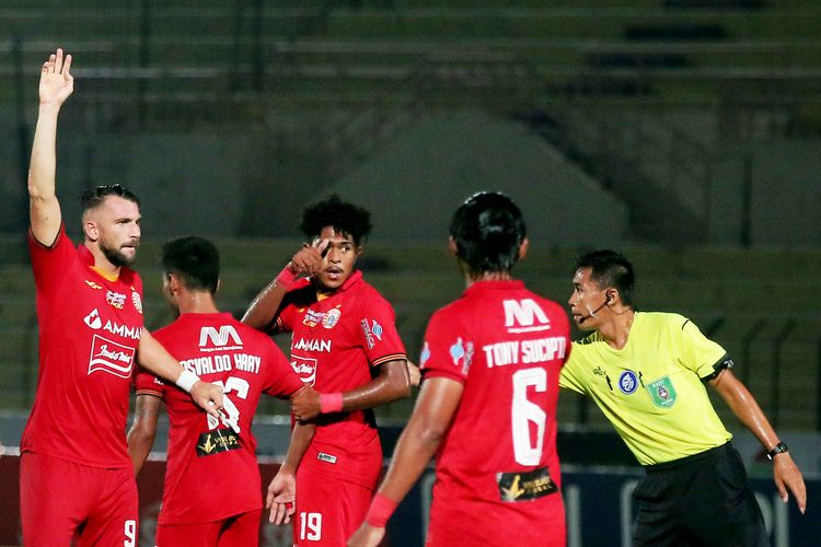 Pemain asing Persija Jakarta Marko Simic dan Braif Fatari saat pertandingan Persikabo 1973 pada pekan ke-15 Liga 1 2021-2022 yang berakhir dengan skor 1-0 di Stadion Sultan Agung Bantul, Jumat (3/12/2021) malam.