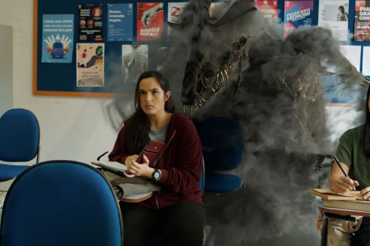 Chelsea Islan berperan sebagai Suci dalam serial terbaru dari Jagat Sinema Bumilangit berjudul Tira. 