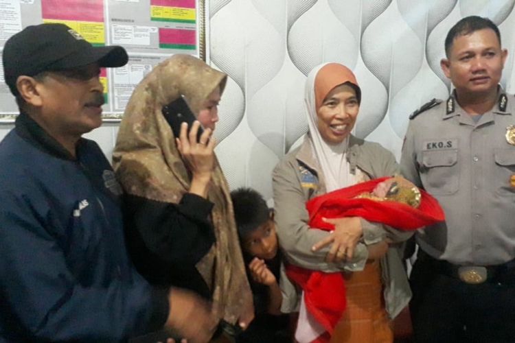 Warga dan polisi menyelamatkan bayi yang ditemukan. di samping mushala, Senin (16/1/2023) di Lima Kaum, Tanah Datar