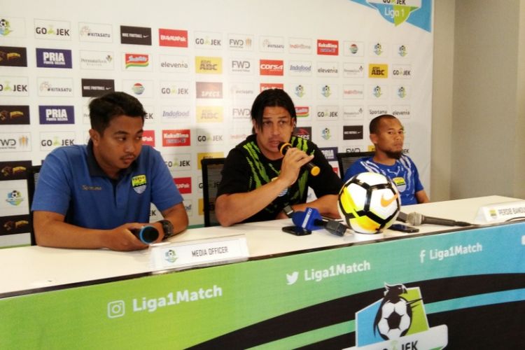 Asisten Pelatih Persib, Fernando Soler bersama kapten tim Supardi Nasir saat menghadiri konferensi pers jelang laga kontra PS Tira, di Graha Persib, Jalan Sulanjana, Minggu (25/3/2018).